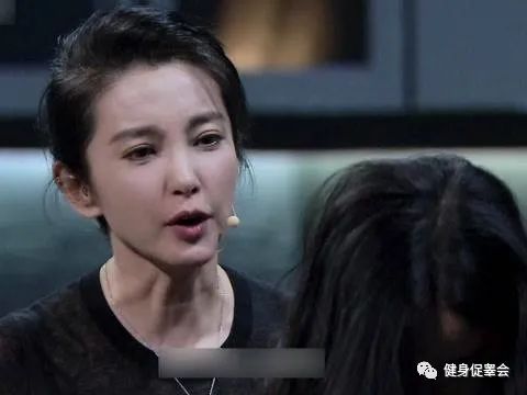 年近50的李冰冰出演小短片，扮演年轻妻子，身材毫无违和感