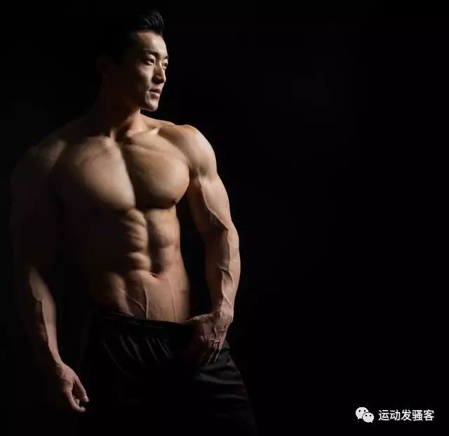 第一位站在IFBB健体赛场的中国人，他就是黄种人的骄傲